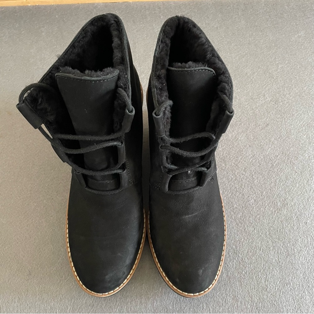 Eileen Fisher Black Winter Boots with Lace-Up Design Size 7